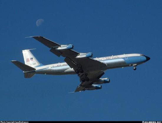 在波音747之前，美國總統(tǒng)專機(jī)是波音707，圖為里根的波音707-353B型“空軍一號”專機(jī)