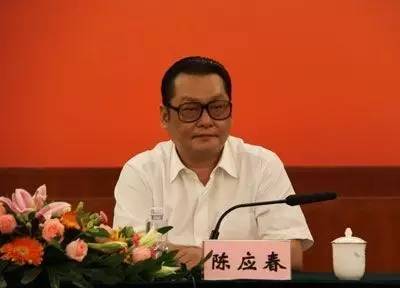｜點(diǎn)評(píng)｜ 有媒體梳理出，去年10月在家墜亡的國信證券原總裁陳鴻橋，其任職經(jīng)歷與陳應(yīng)春多有交集。2011年，因受賄罪獲刑7年的深圳市金融辦原主任李林，其任職期間的直接上司正是陳應(yīng)春。但目前并無消息顯示，這些事件存在直接關(guān)聯(lián)。