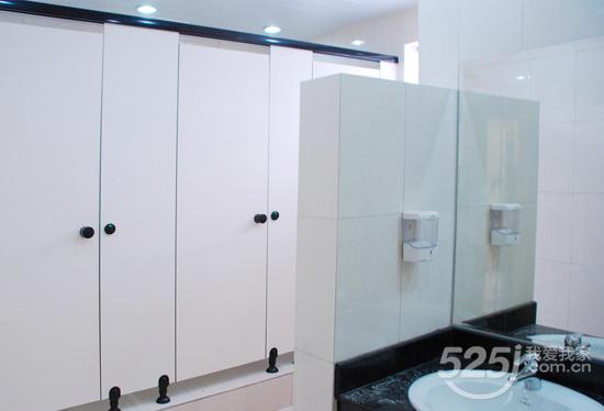 漲姿勢！為什么洗手間隔間下方要留縫隙？