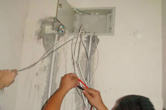 避免用電隱患 支招家居電工驗(yàn)收技巧 避免用電隱患 支招家居電工驗(yàn)收技巧
