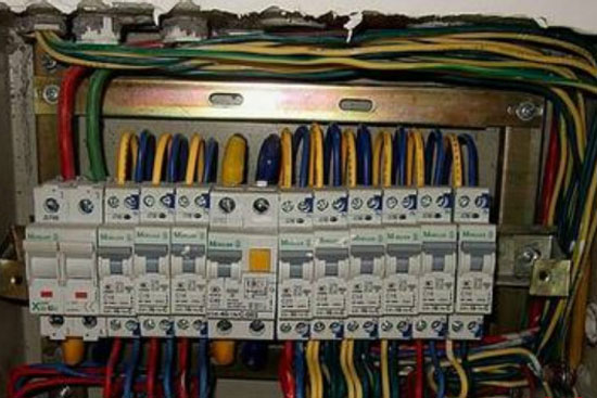 避免用電隱患 支招家居電工驗(yàn)收技巧 避免用電隱患 支招家居電工驗(yàn)收技巧